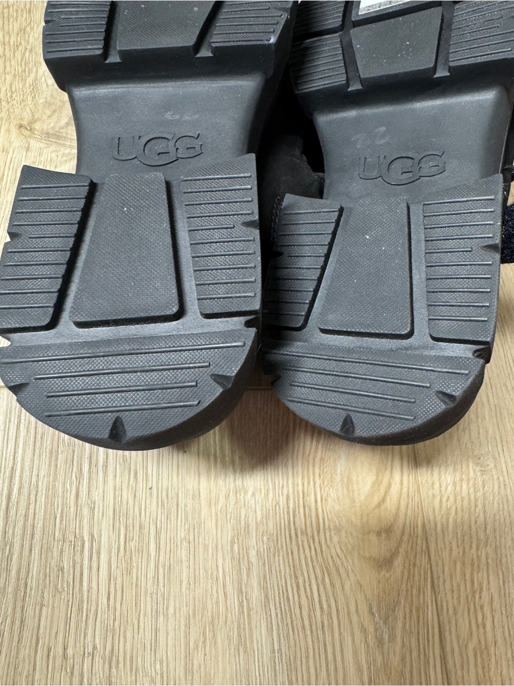 UGG Ashton Nubuck Slide Platform Women's Sandals in Black Sz. 9 Like New - Picture 8 of 8